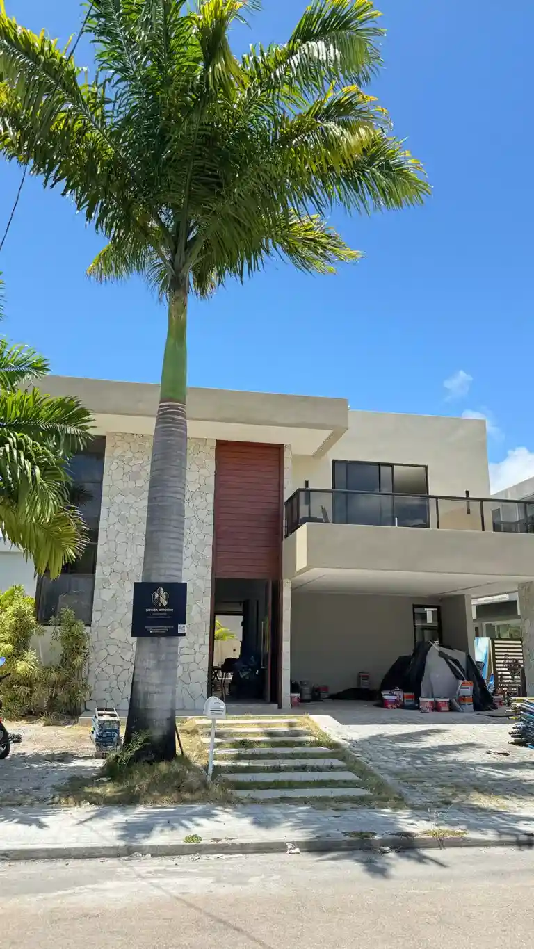 Fachada de residência de alto padrão construída pela Souza Amorim Engenharia